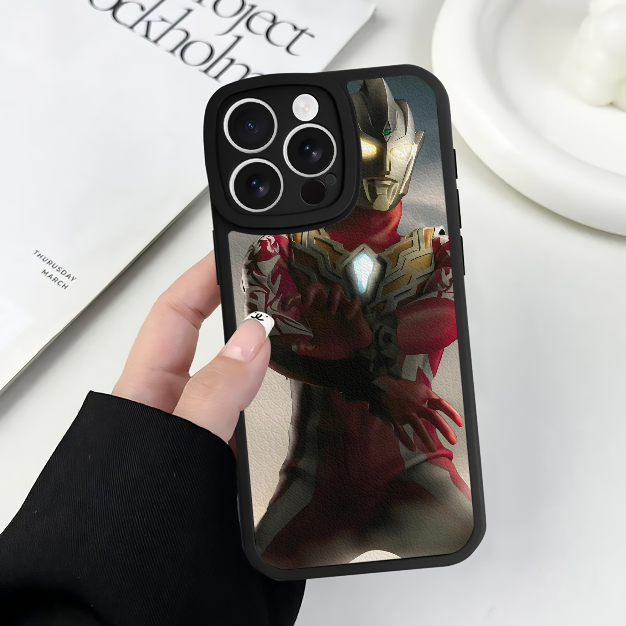 （画像用） ウルトラマン Ultraman 【iPhone 16シリーズ対応】シリコンスマホケース（レザー調） 材質：シリコン